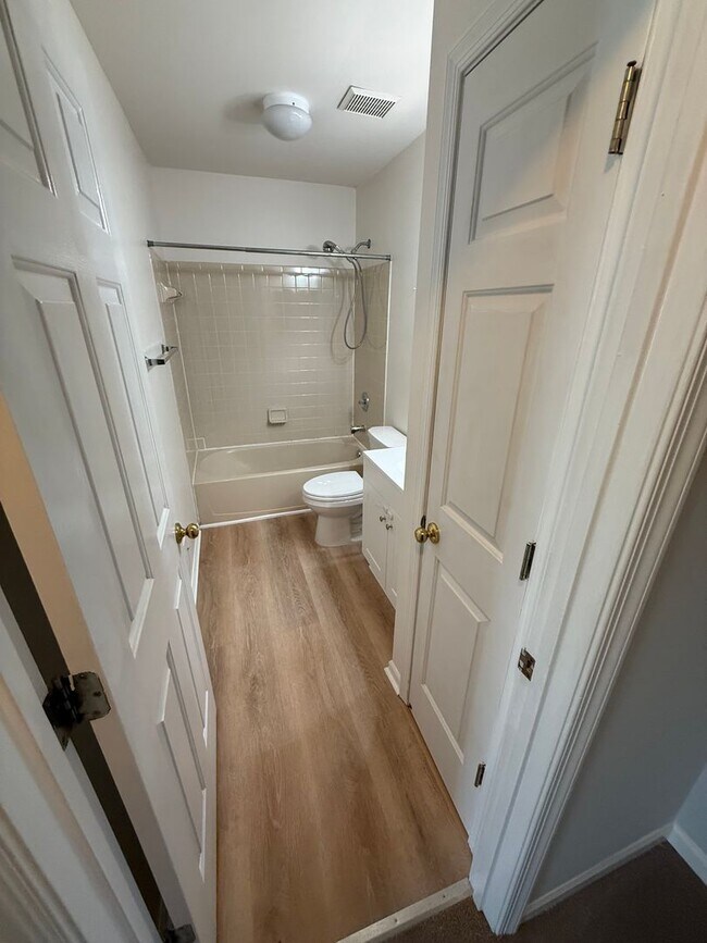 Building Photo - Spacious Townhome in desirable Bel Air Nei...