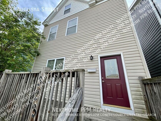 Building Photo - 323 Augusta St