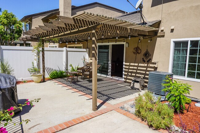 Building Photo - Wonderful 2 bedroom / 2.5 bath Home in Pla...