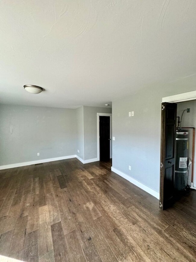 Building Photo - 3 Bedroom, 2 1/2 Bathroom Townhouse -2 wee...