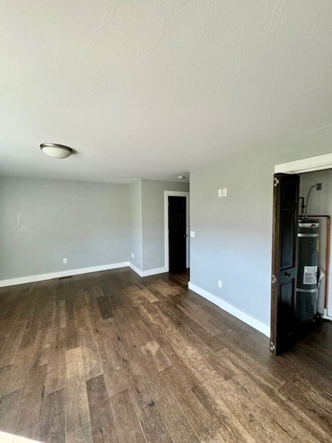 Building Photo - 3 Bedroom, 2 1/2 Bathroom Townhouse -2 weeks free rent with 1-year lease-