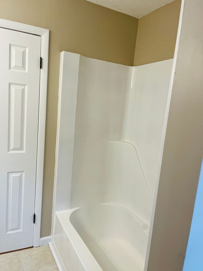 Building Photo - Charming 3-bedroom, 1.5-bath brick ranch situated on a large private lot in Carrollton! Must see!