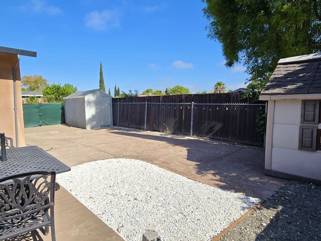 Building Photo - Beautifully Updated 4-Bedroom Home with Fo...