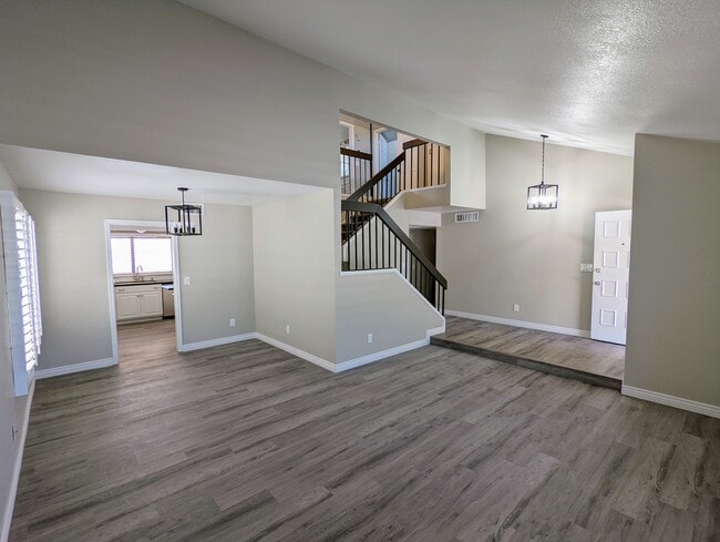 Building Photo - 1458 N La Rosa Dr