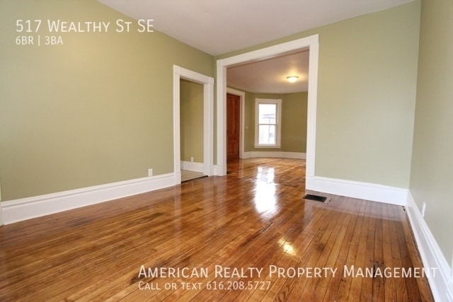 Building Photo - 517 Wealthy St SE