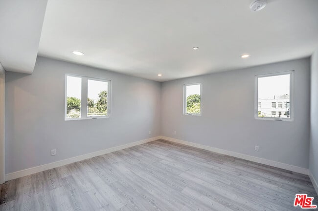 Building Photo - 957 1/2 N Ridgewood Pl