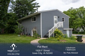 Building Photo - $1,400 | 3 Bedroom, 1 Bathroom Top Floor D...