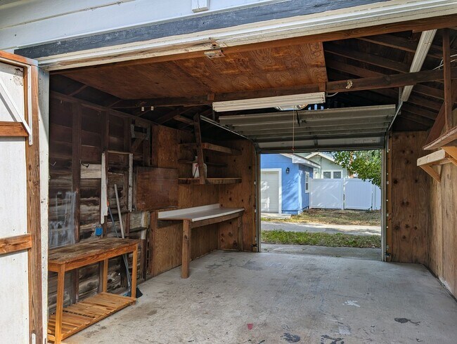Building Photo - Charming 3 bed 2 bath North Kenwood home w...