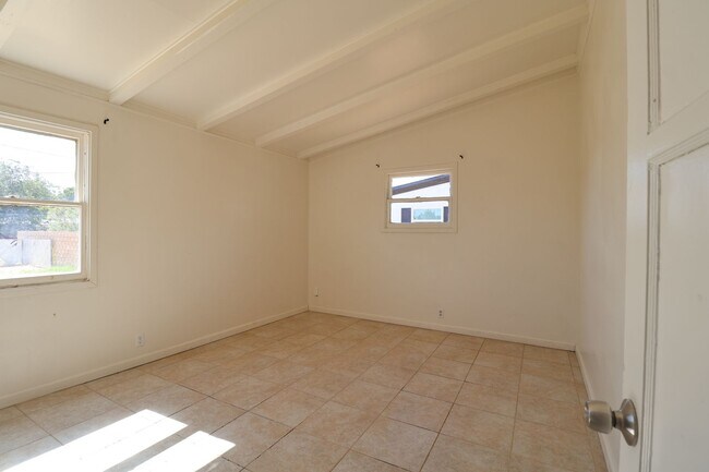 Building Photo - Spacious Rental with Convenient Amenities
