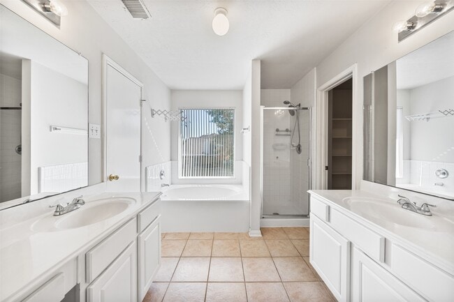 Building Photo - 17103 Canterbury Green Ct