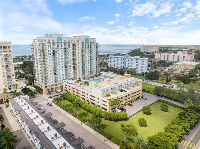 Building Photo - 800 N Tamiami Trl