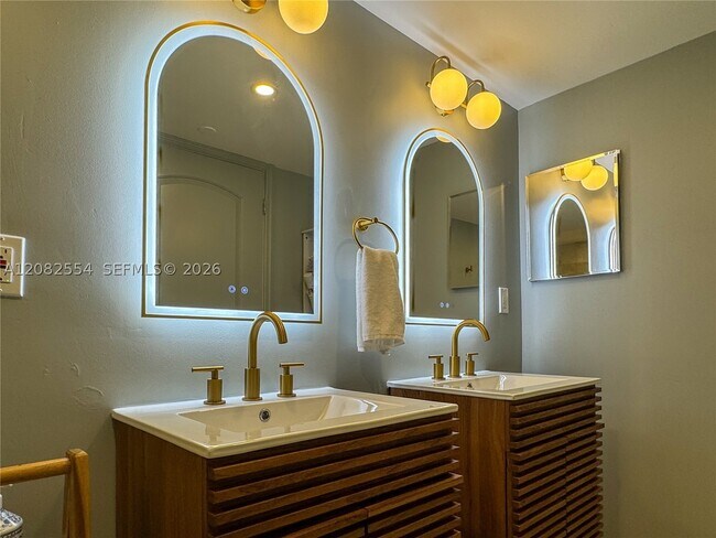 Building Photo - 6917 Collins Ave