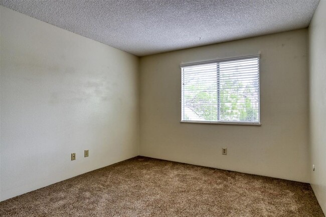 Building Photo - 8555 S Fairmount Dr