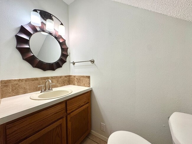 Building Photo - 4 Bedroom/ 2.5 Bathroom Home in Tanglewood...