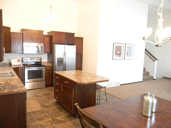 Building Photo - 521 E Foxtail Dr