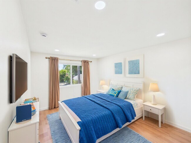 Building Photo - Modern Luxury 3x2 home in the Heart of Vista