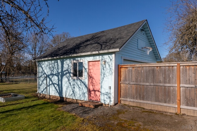 Building Photo - 169 N Vernonia Rd
