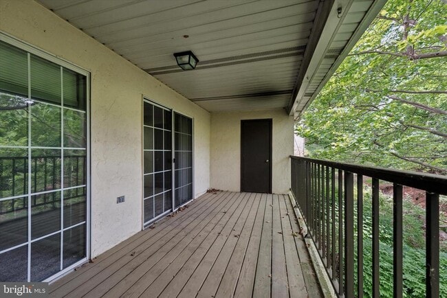 Building Photo - 250 Valley Stream Ln