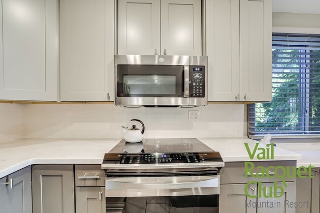 Building Photo - 4660 Racquet Club Dr