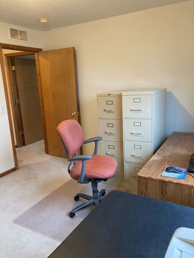 Building Photo - Two Bedroom Condo in Stadium Meadows!