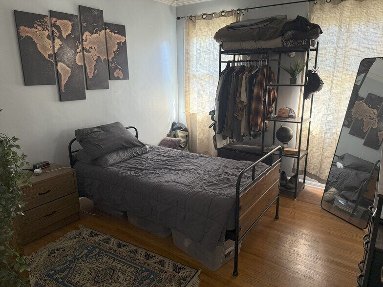 bedroom with curtains - 902 Patterson Ave