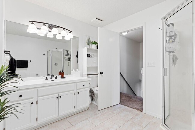 Building Photo - Great 2 bedroom, 1.5 bathroom Townhome in ...