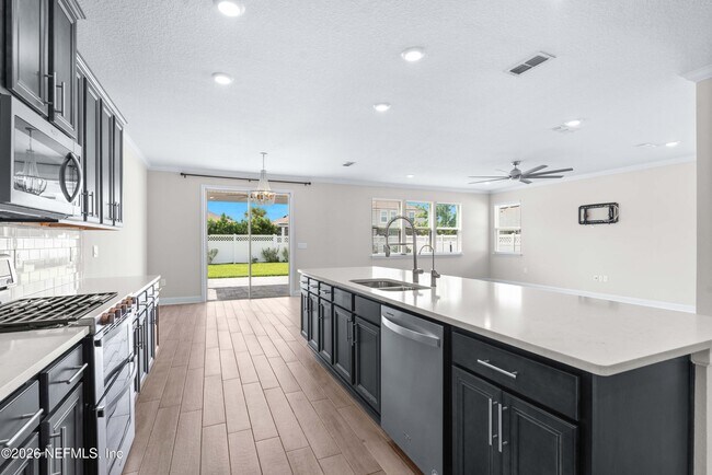 Building Photo - 235 Silverleaf Village Dr