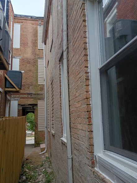 Building Photo - 2554 Hollins St