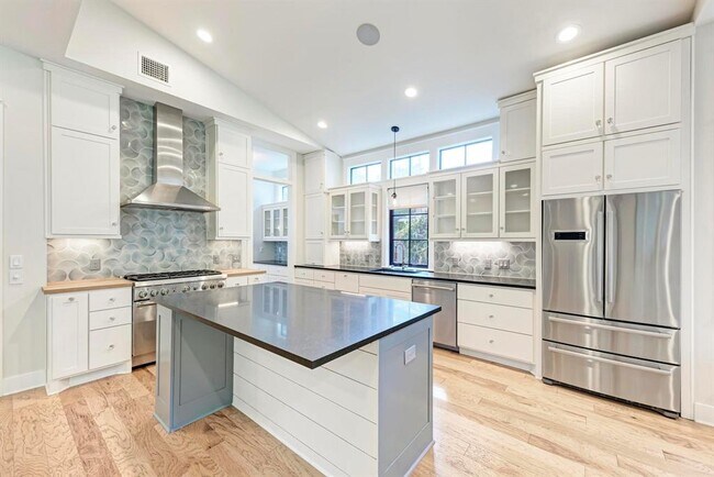 Building Photo - 1707 W St Johns Ave