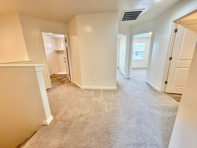 Building Photo - Town home in Little Valley Area. End Unit!!