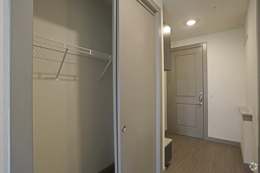 STUDIO - 443SF - CLOSET - 101 Center
