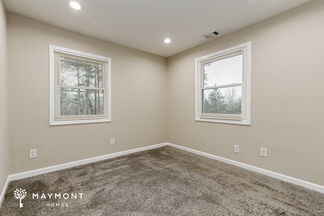 Building Photo - 905 King Dr SE