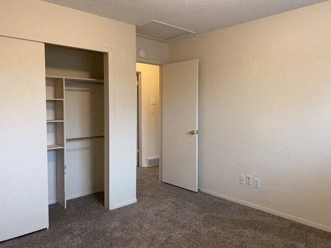 Building Photo - Spacious West-Side Tri-Level Home