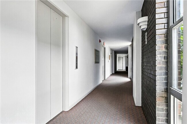 Building Photo - 552 N Neville St