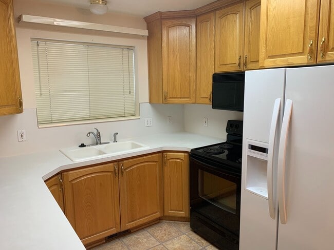 Building Photo - Lovely twinhome for rent.