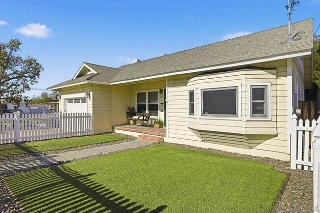 Building Photo - Charming 3BR Home with Bonus Room, Fireplace & Large Yard