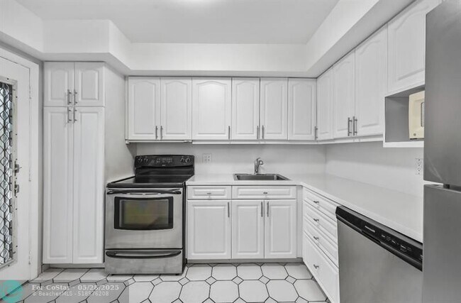 Building Photo - 6100 S Falls Cir Dr