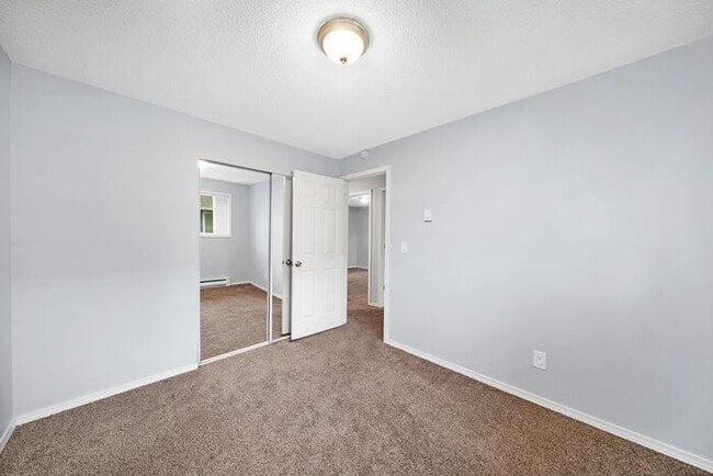 Building Photo - Recently upgraded 3 Bedroom! Washer/Dryer in unit!, Great Location! $500.00 Deposit OAC*!!