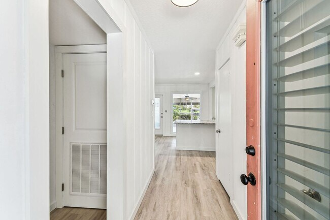 Building Photo - 610 Bosphorous Ave