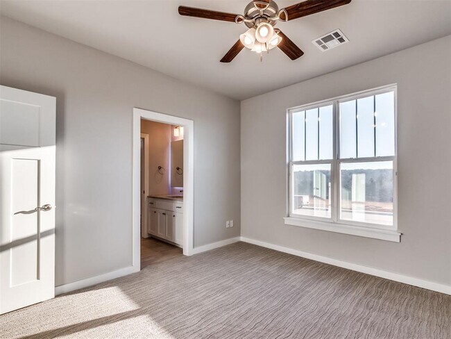 Building Photo - 2425 Rumble Ln