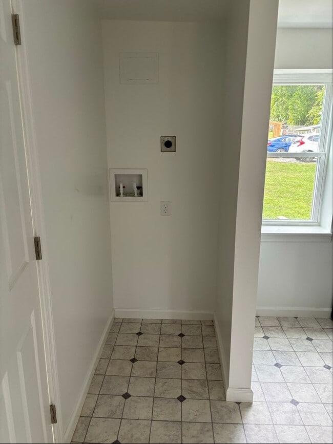 Building Photo - Newly Remodeled house - Available now
