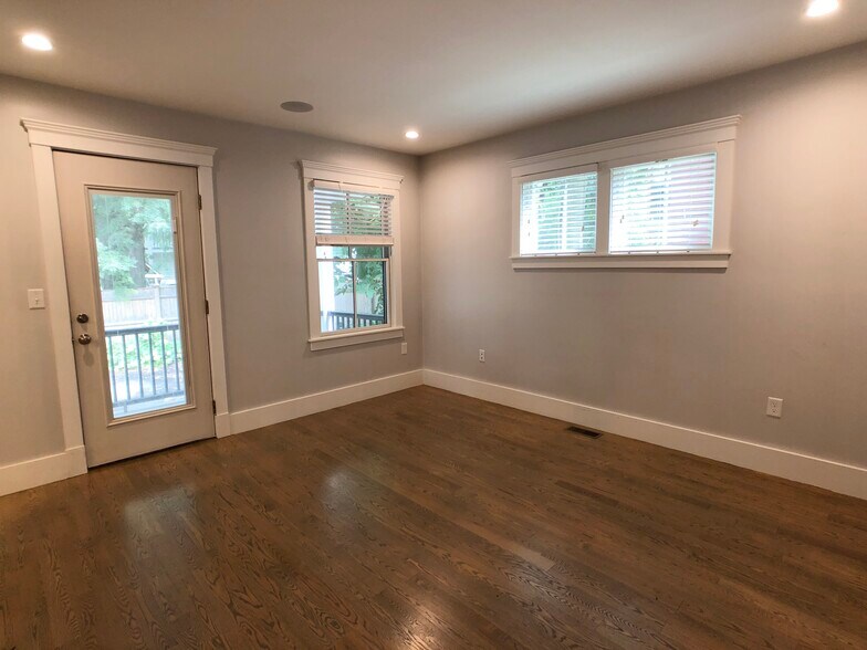Building Photo - 88 Rossmore Rd