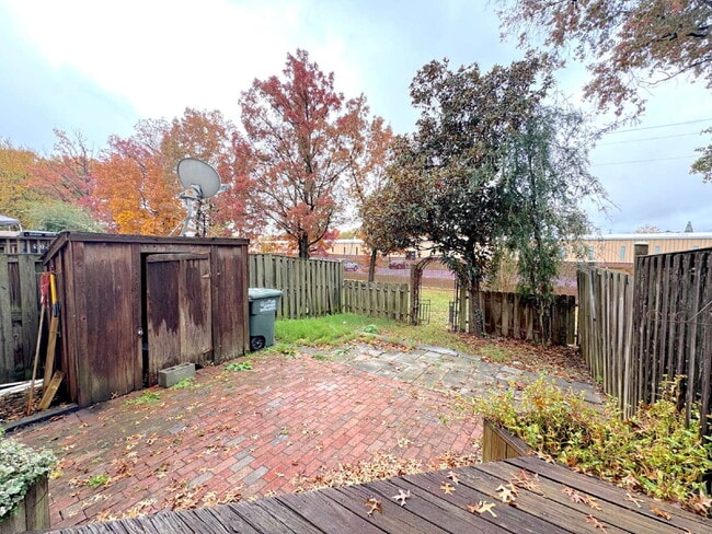 Building Photo - Inviting Townhome with Abundant Space & Co...