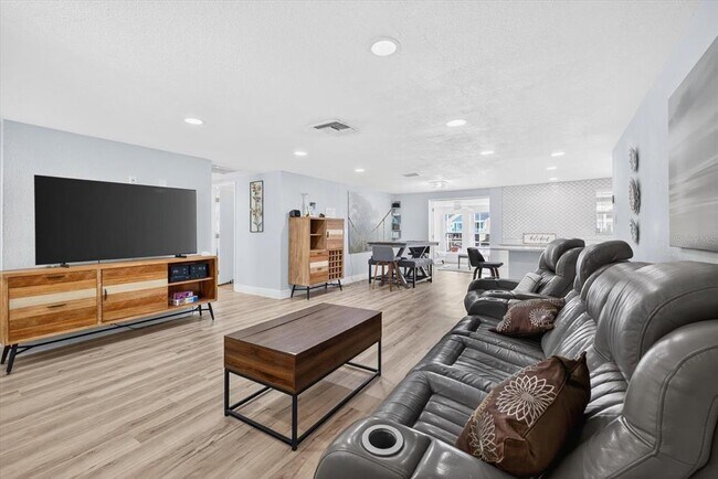 Building Photo - 5312 Flora Ave