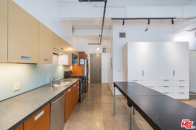 Building Photo - 738 S Los Angeles St