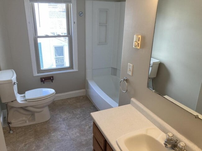 Building Photo - 27 Grove St