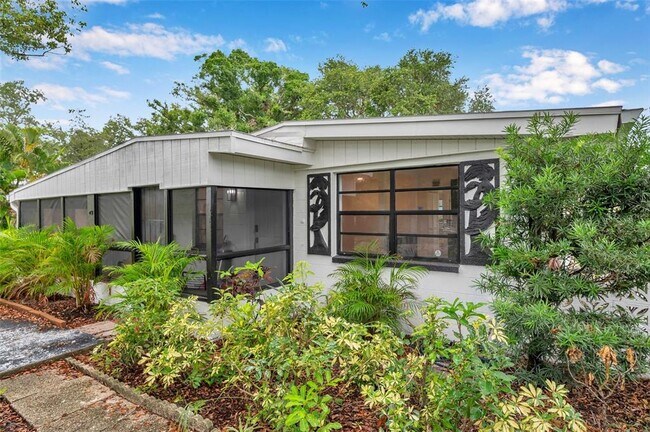 Building Photo - 209 Southeast Jefferson Cir N