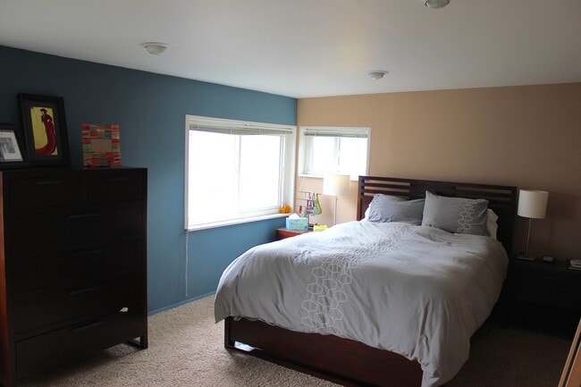 Building Photo - Beautiful Queen Anne Craftsman Home!