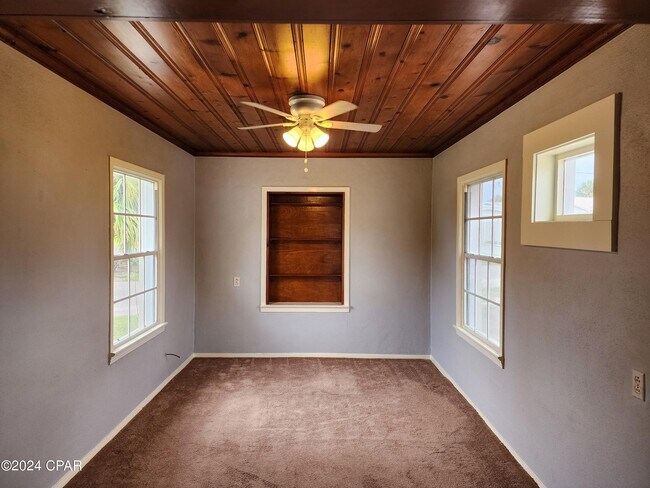 Building Photo - 205 1st St