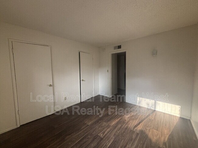 Building Photo - 2219 E Dortha Ave